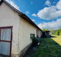 Einfamilienhaus in Pažiti mit Anbau, Garten, sonniges Wetter.