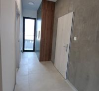 Der Flur mit Fliesen und einem Einbauschrank in einer 2-Zimmer-Wohnung.