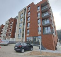Wohnhaus in der Jilemnického-Straße in Svit, mit Parkplatz und umliegender grüner Landschaft.