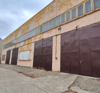 Lagerhallen und Hallen in der Zoltán Kodály Straße in Galanta, Industriegebäude mit Metalltoren.