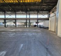 In den Innenräumen von Lagern und Hallen dominieren geräumige Betonflächen und Stahlkonstruktionen.
