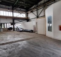 Innenräume von Lagern und Hallen mit älteren Türen und verglasten Fenstern, industrieller Raum.