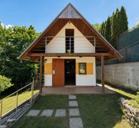 Hütte auf Klučina in Považská Bystrica, umgeben von Natur mit Holzelementen.