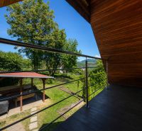Der Balkon der Hütte mit Blick auf das Grün und den Pavillon in der Klučina-Straße, Považská Bystrica.