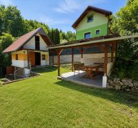 Hütte auf Klučina in Považská Bystrica mit Pavillon und Rasen, umgeben von Grün.