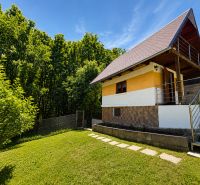 Das Haus in der Straße Klučina in Považská Bystrica ist von Grünflächen und Rasen umgeben.