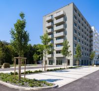 Wohnhaus an der Ivanská Cesta in Ružinov, Bratislava, umgeben von Grünflächen und Parkplätzen.