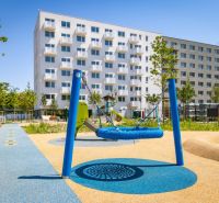 Spielplatz vor dem Wohnhaus in Bratislava, Ružinov auf der Ivanská-Straße.