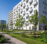 Wohngebäude in Bratislava - Ružinov an der Ivanská-Straße mit grünem Park in der Umgebung.