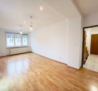 Ein Zimmer in einer 2-Zimmer-Wohnung mit Holzboden, Leuchten und einem eingebauten Fenster.