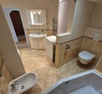 Badezimmer mit Dusche, Bidet und Waschbecken in einer 4-Zimmer-Wohnung.