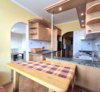 Küche in einer 4-Zimmer-Wohnung mit Holzboden-Dekor und bogenförmigen Durchgängen.
