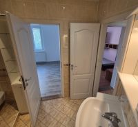 Badezimmer mit heller Keramik und Zugang zu den Zimmern, 4-Zimmer-Wohnung.