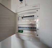 Ein elektrischer Verteilerkasten in einer 2-Zimmer-Wohnung mit offenen Türen und einer Steckdose.