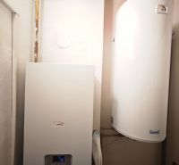 Heizgeräte im Badezimmer einer 2-Zimmer-Wohnung mit Holzboden-Dekor.