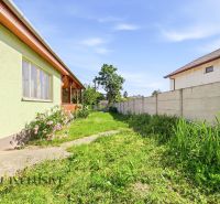 Garten bei einem Einfamilienhaus in Hviezdoslavov mit Rasen und Blumen, eingezäunt.