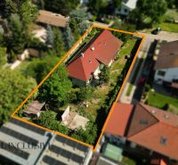 Ein Einfamilienhaus in Hviezdoslavov mit rotem Dach, umgeben von Grünflächen und weiteren Gebäuden.