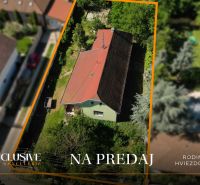Luftaufnahme eines Einfamilienhauses in Hviezdoslavov, umgeben von Grünflächen und einem Garten.