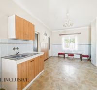 Küche mit Holzschränken und Fliesen, in einem Einfamilienhaus.