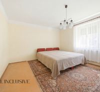 Schlafzimmer im Einfamilienhaus mit Teppichen und Vorhängen.