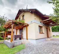 Das Ferienhaus in Moča hat eine Terrasse mit einer Holzpergola und Grünflächen an der Straße Moča.