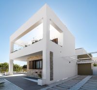 Zweistöckige 2-Zimmer-Wohnung in Pulpí mit minimalistischem Design und Garten.