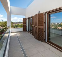 Terrasse einer 2-Zimmer-Wohnung in Pulpí mit Blick auf die Straße und Grünflächen.