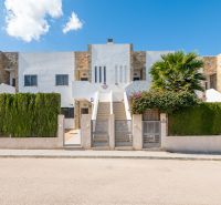 Ferienwohnung in Cala Murada auf Mallorca mit moderner Fassade und grünem Zaun.