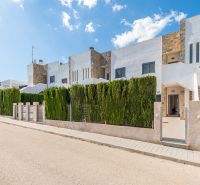 Ferienwohnung in Cala Murada auf Mallorca mit Reihenhausbebauung, umgeben von Grünflächen.