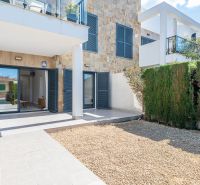 Ferienwohnung in Cala Murada Mallorca mit Terrasse, Steinwänden und Garten.