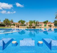 Ein von Palmen umgebener Pool in einem Ferienapartment in Cala Murada, Mallorca.