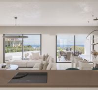 Wohnzimmer einer Ferienwohnung mit Blick auf die Terrasse und das Meer, helle Farben.