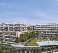 Ferienwohnung in Estepona mit Pool und Terrassen, entlang eines grünen Gartens.