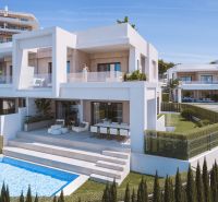 Ferienwohnung in Estepona mit Pool und Terrasse, umgeben von Grün.