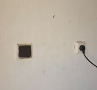 Wand mit Steckdose in der Garage in der Jesenského-Straße in Zvolen.