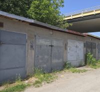 Garagen in der Jesenského-Straße in Zvolen entlang der Straße mit Grünflächen und Graffiti.