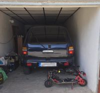 Garage mit Auto und Elektroroller, gelagerten Gegenständen und Zeichnung an der Tür.