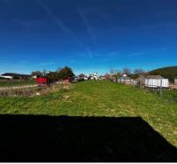 Grundstücke - Wohnen in Pernek, offene Grünfläche, mit Umzäunung und ländlicher Szenerie im Hintergrund.