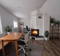 Ein Einfamilienhaus mit Kamin, Holztisch und Boden mit Holzdekor.