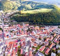 Luftaufnahme des historischen Zentrums und der Umgebung von Banská Bystrica.
