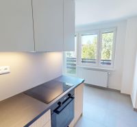 Küche in einer 2-Zimmer-Wohnung mit Glaskeramik-Kochfeld und großem Fenster.
