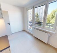 Helle Küche mit großen Fenstern und Heizkörper in einer 2-Zimmer-Wohnung.