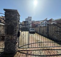 Tor mit Steinmauer mit besonderen Eigenschaften in Banská Bystrica.