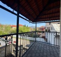 Aussicht auf besondere Immobilien in Banská Bystrica mit Balkon und Dachkonstruktion.