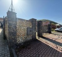 Steinernes Tor und Ziegelweg in Banská Bystrica, Besondere Immobilien.
