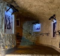 Steinwände mit künstlerischer Fotografie und Treppe, Ungewöhnliche Immobilien.