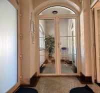 Eingangshalle mit Glastüren und einer Pflanze, Ungewöhnliche Immobilien.