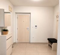 Eingangsbereich in einer 3-Zimmer-Wohnung; helle Wände, Fliesenboden, Spiegel, Stauraum und Sitzbank.