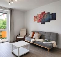 Helles Wohnzimmer in einer 3-Zimmer-Wohnung mit Holzdekorboden.