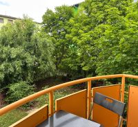 Balkon einer 3-Zimmer-Wohnung in der Hroznova-Straße in Pezinok mit Blick ins Grüne.